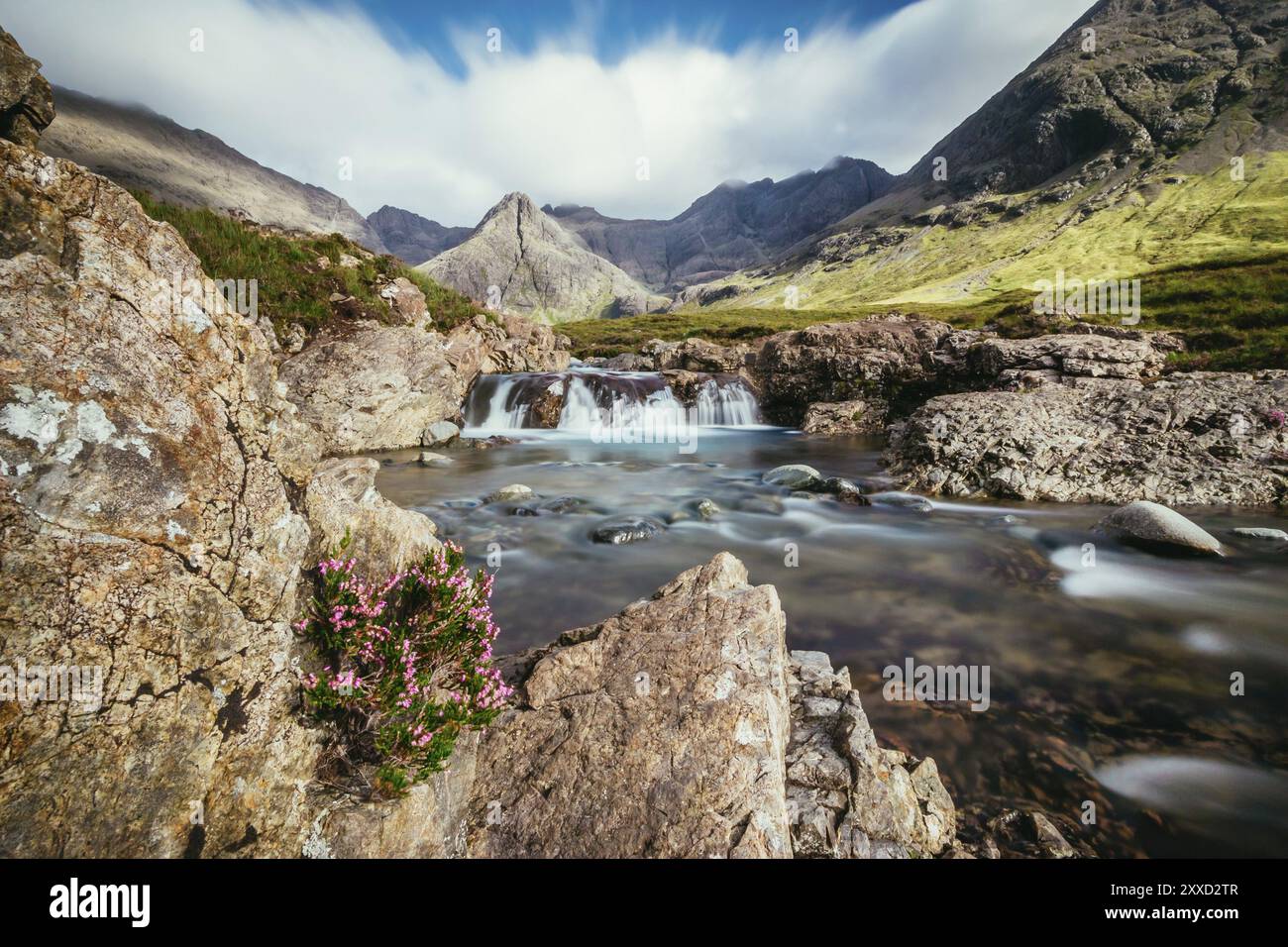 Wunderschöne Landschaft mit Wasserfällen in den Bergen: Die Fairy Pools, Isle of Skye, Schottland, Großbritannien, Europa Stockfoto Wunderschöne Landschaft mit Wasserfällen in den Bergen: Die Fairy Pools, Isle of Skye, Schottland, Großbritannien, Europa Stockfoto
