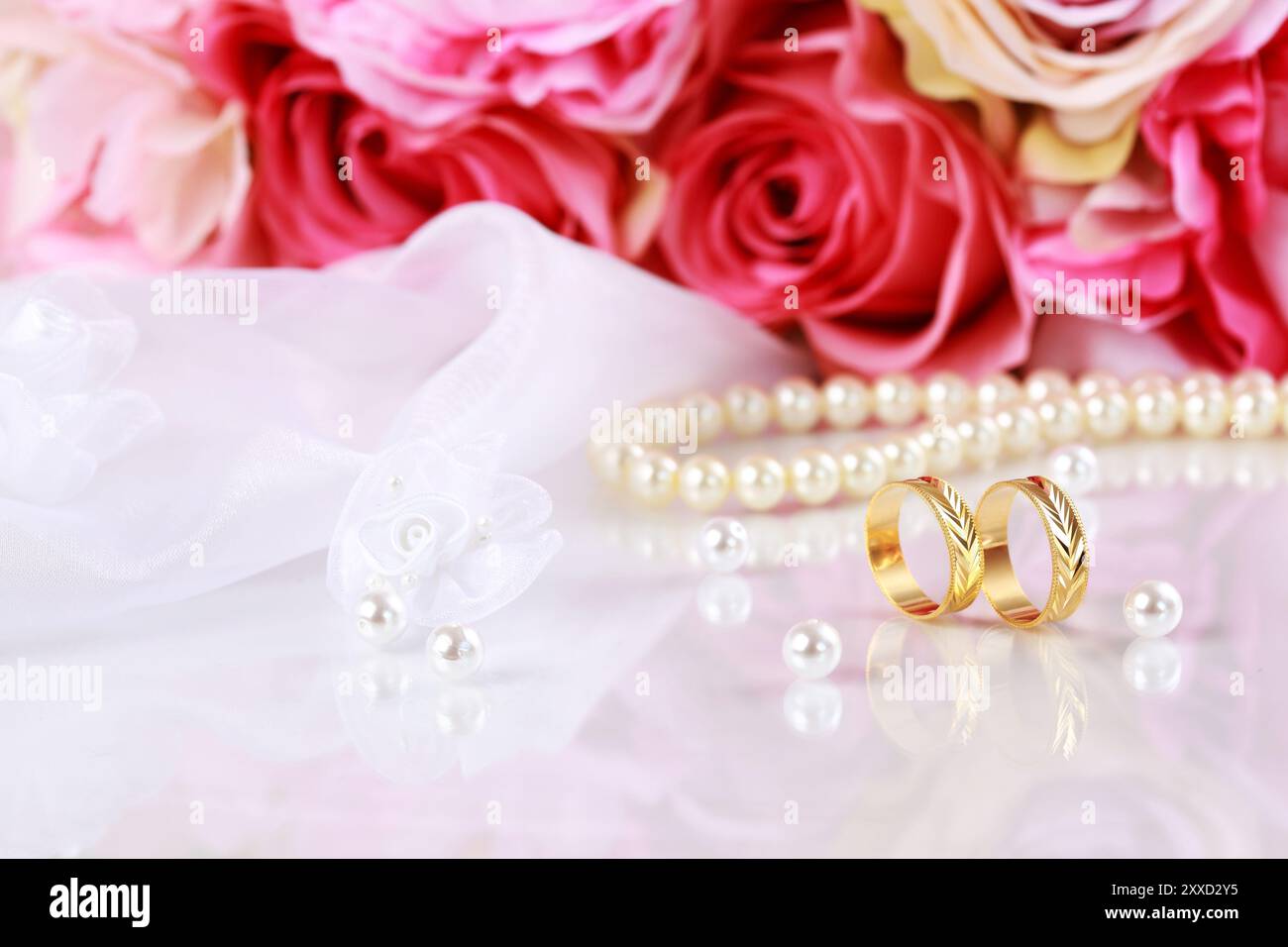 Hochzeit-Stillleben mit schöne goldene Ringe und bouquet Stockfoto