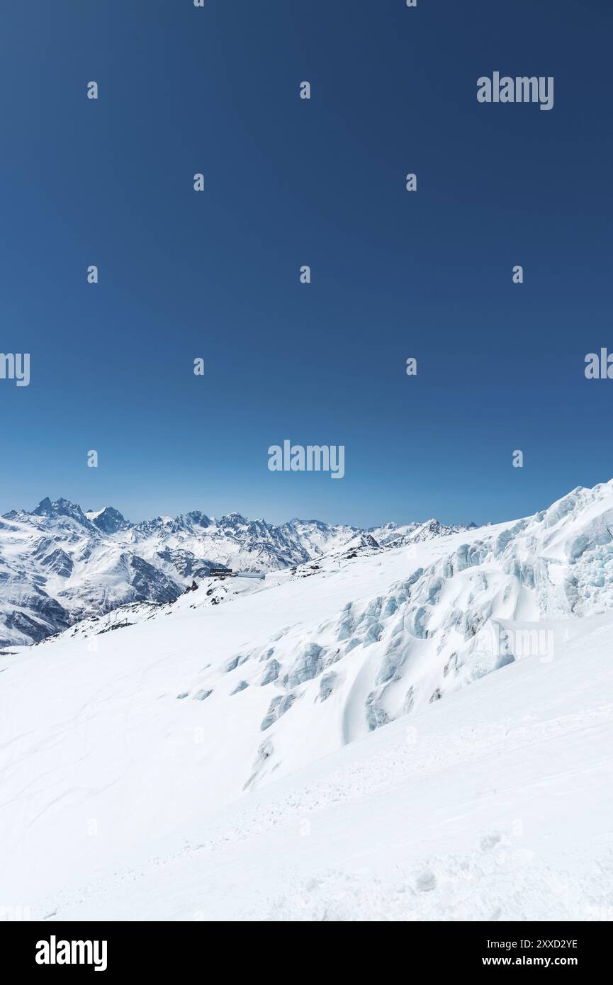 Winter schneebedeckten Berggipfel im Kaukasus. Toller Ort für Wintersport Stockfoto