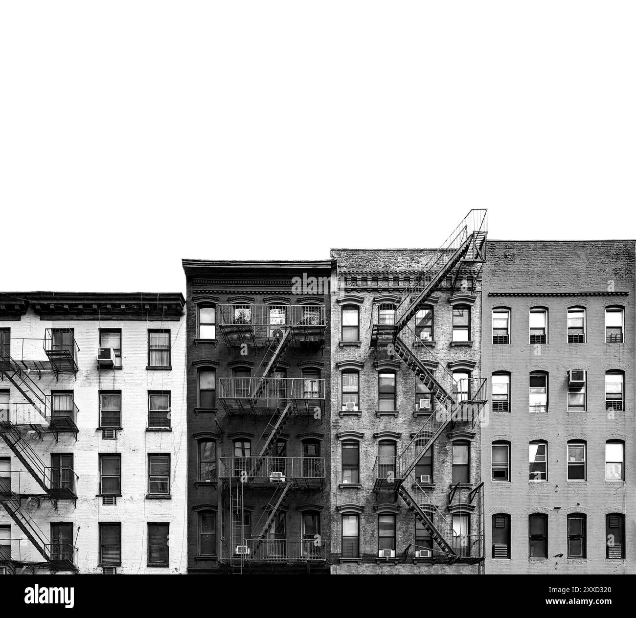 Schwarz-weiße Backsteingebäude mit leerem Himmel über Manhattan, New York City, NYC Stockfoto