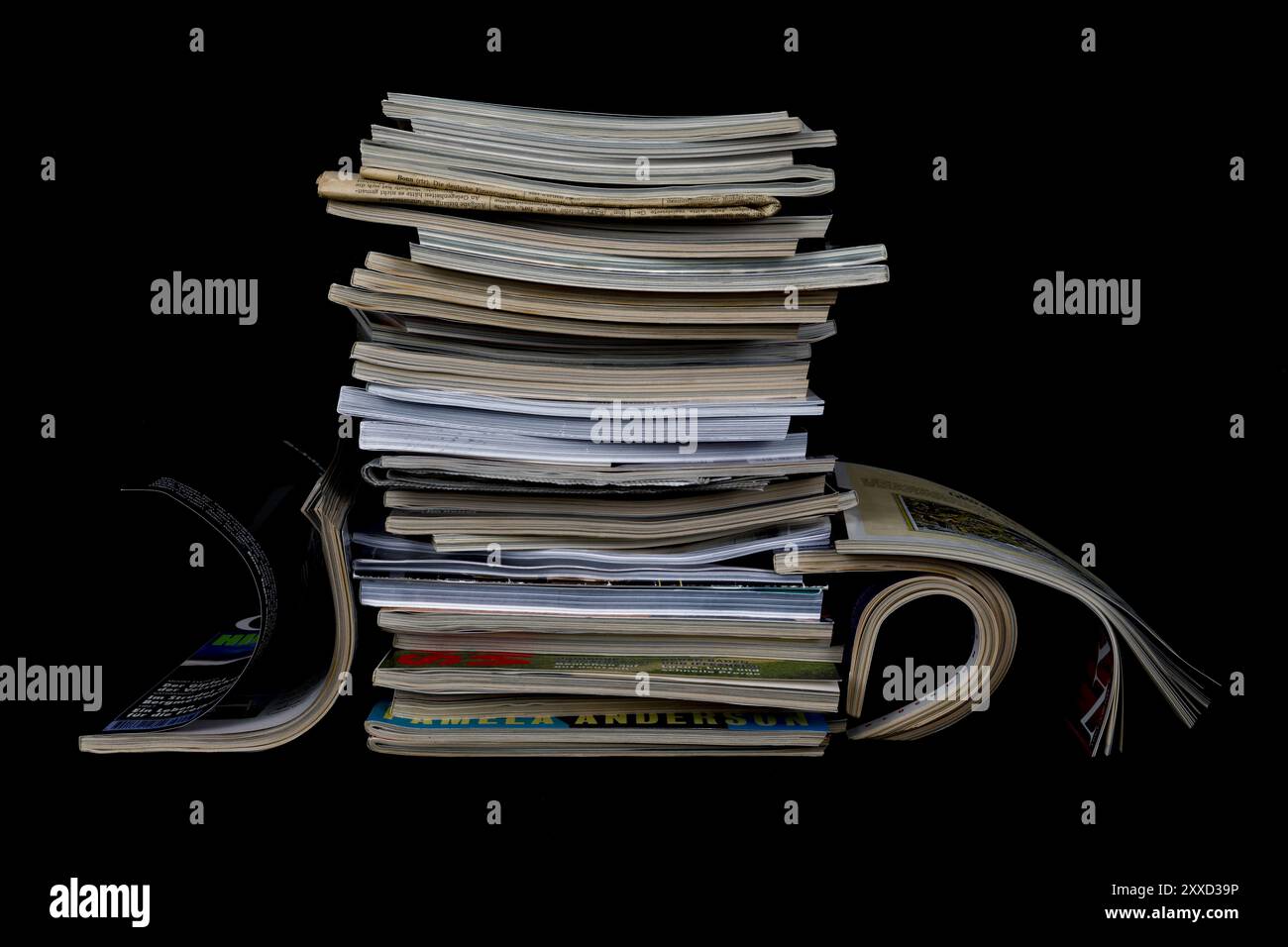 Ein Stapel von Fachzeitschriften auf schwarzem Hintergrund Stockfoto