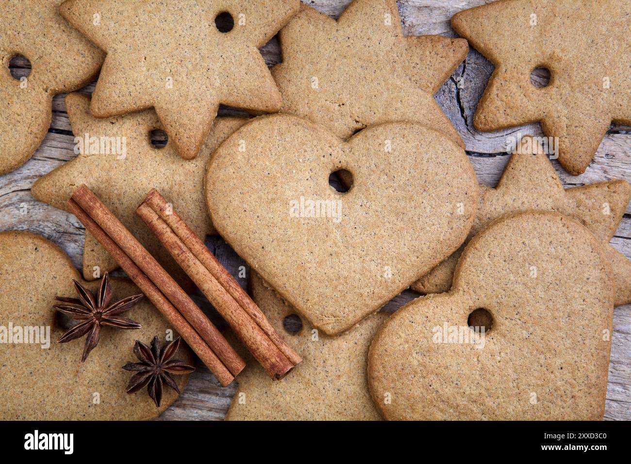 Kleines Herz und sternförmiger Lebkuchen mit Gewürzen Stockfoto