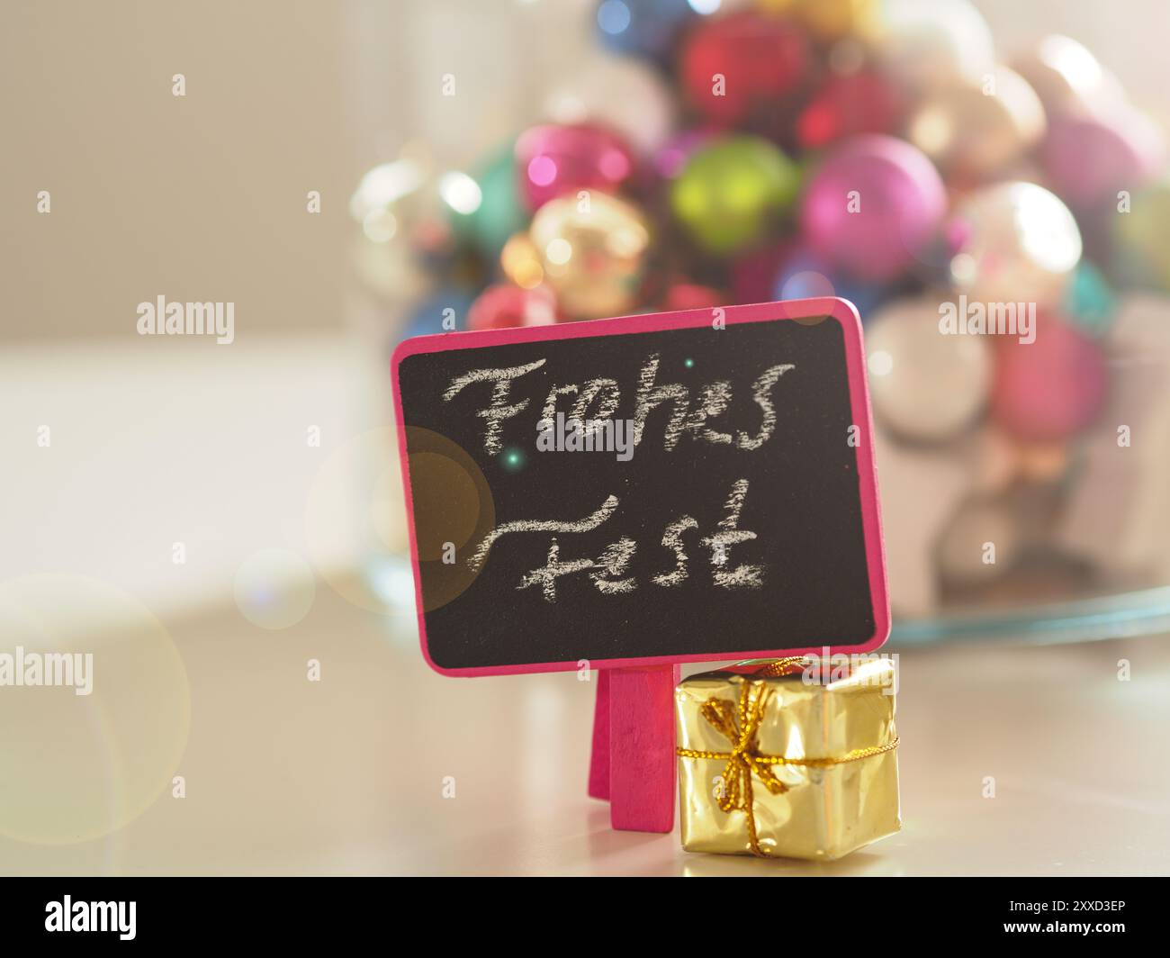 Weihnachten Dekoration auf eine Tabelle mit den deutschen Wörter Frohe Weihnachten auf einer kleinen Tafel, selektiver Fokus auf den Vordergrund Stockfoto