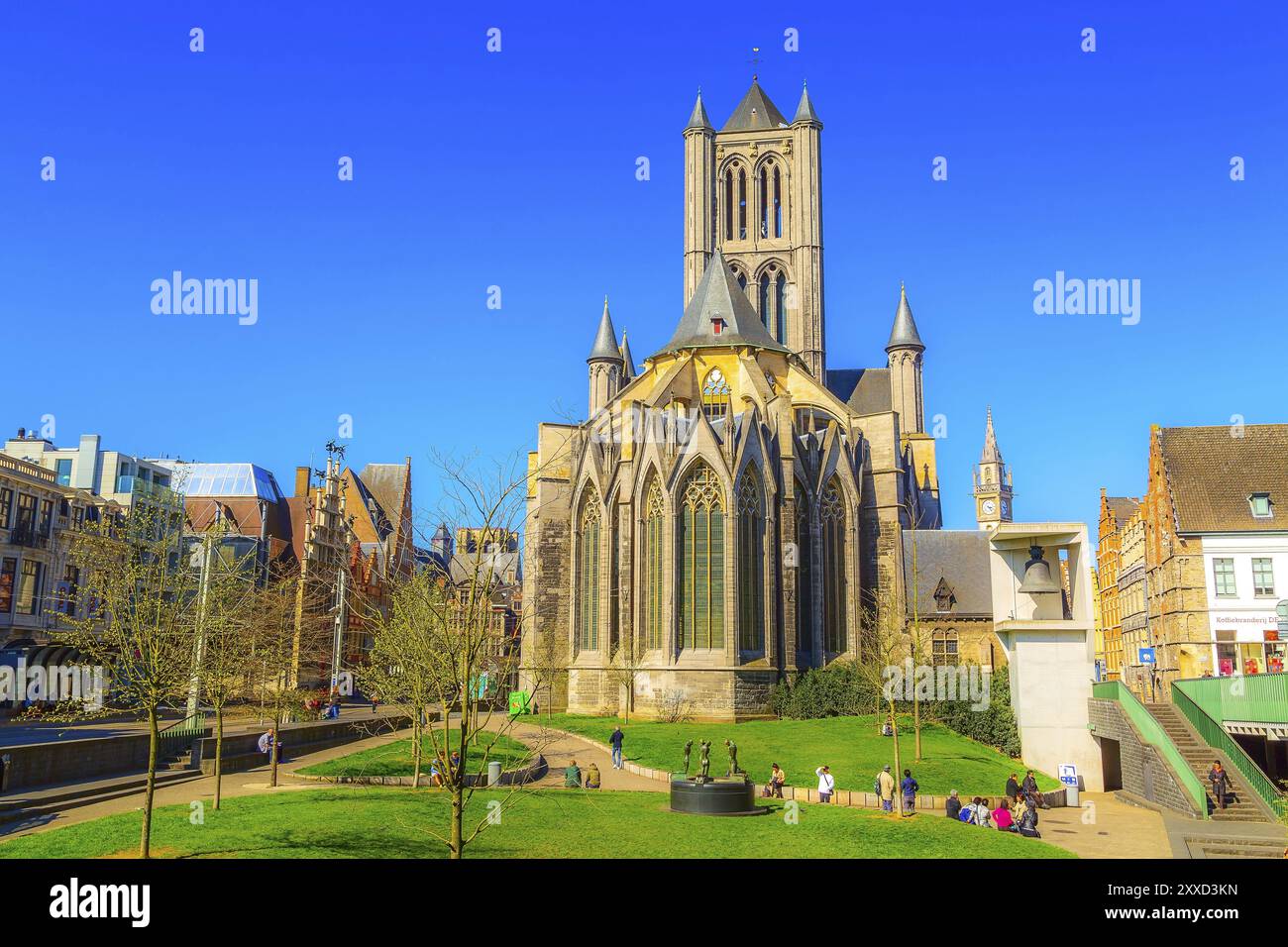 Gent, Belgien, 12. April 2016: St. Nikolaus Kirche in Gent und Menschen in der Nähe, Europa Stockfoto