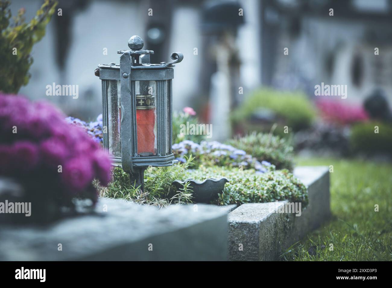 Kerze in einem eisen Laterne auf einem Grab auf einem Friedhof Stockfoto