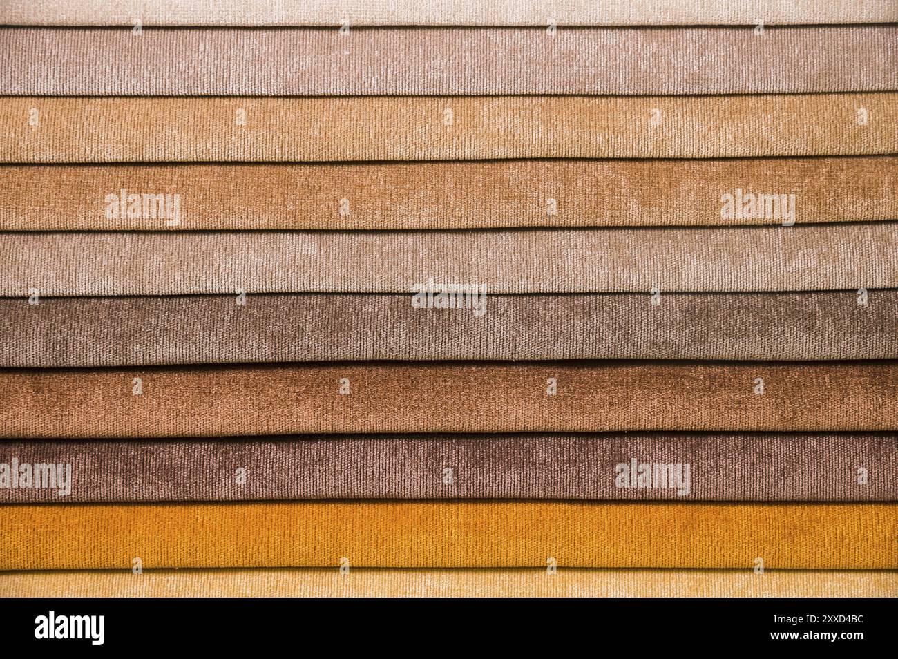 Farbenfrohe und helle Stoffmuster von Möbel- und Bekleidungspolstern. Nahaufnahme einer Palette textiler abstrakter Streifen in verschiedenen Farben Stockfoto