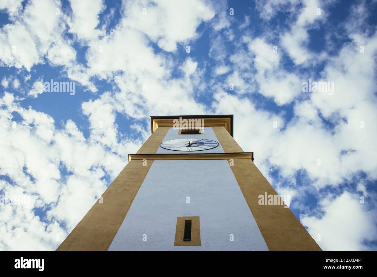 Schöne kleine Kirche in Deutschland, blauer Himmel und Wolken Stockfoto