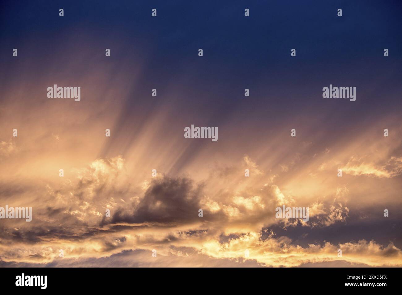 Sonnenstrahlen am Abend. Orangefarbene Wolken Stockfoto