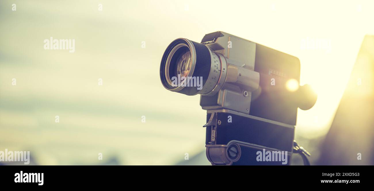Vintage alte Filmkamera, Outdoor, Sonnenuntergang Stockfoto