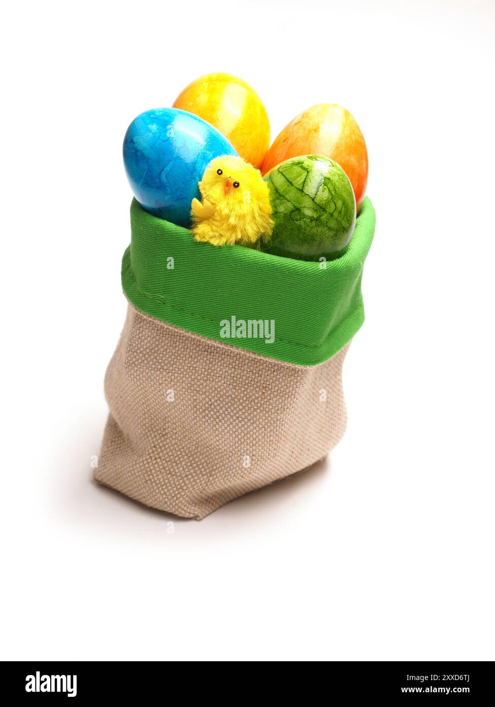 Bunte Ostereier in einer Tasche auf weißem Hintergrund Stockfoto
