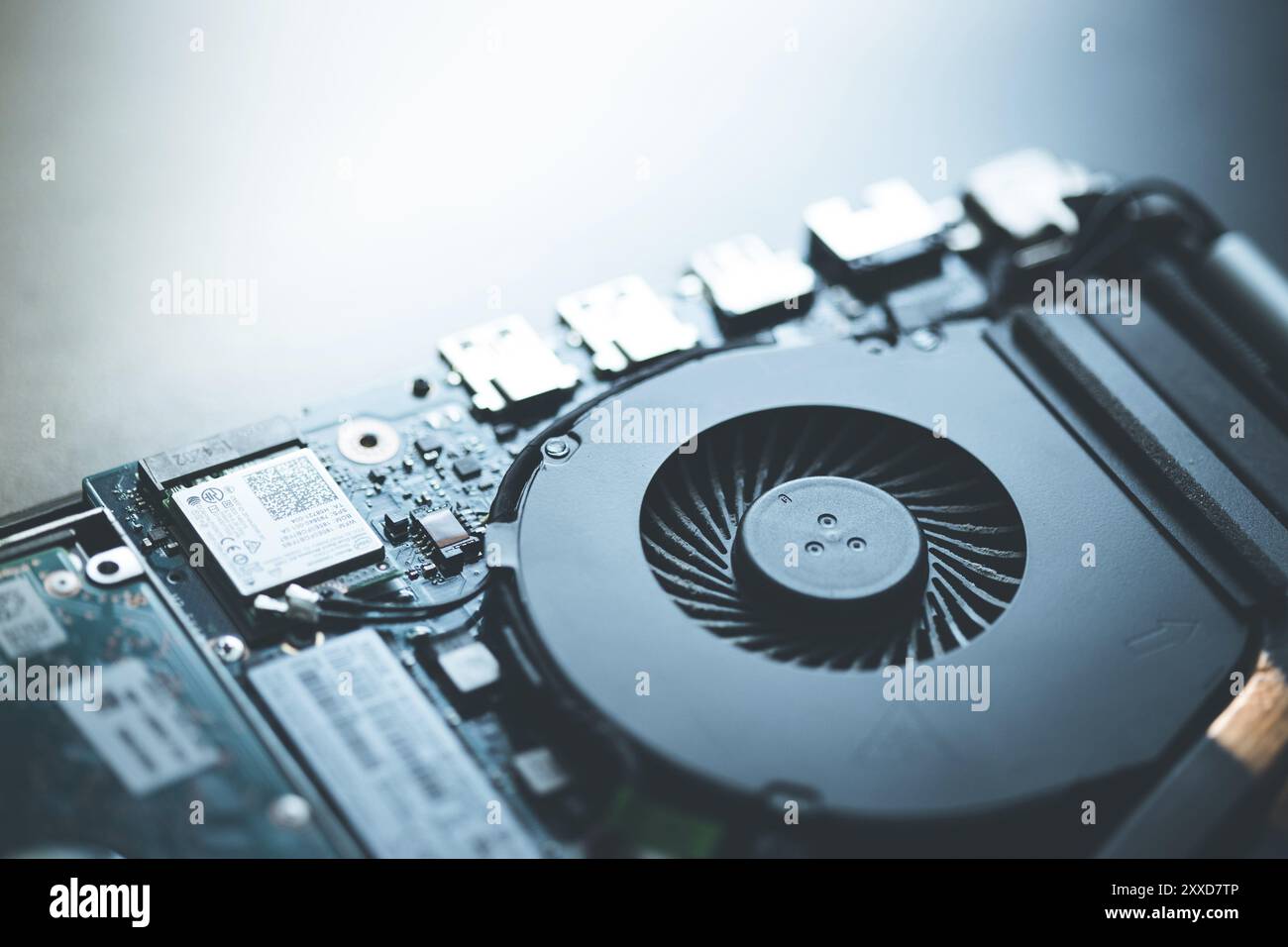 Computerlüfter zum Übertakten auf einer Leiterplatte, Nahaufnahme, Computertechnik Stockfoto