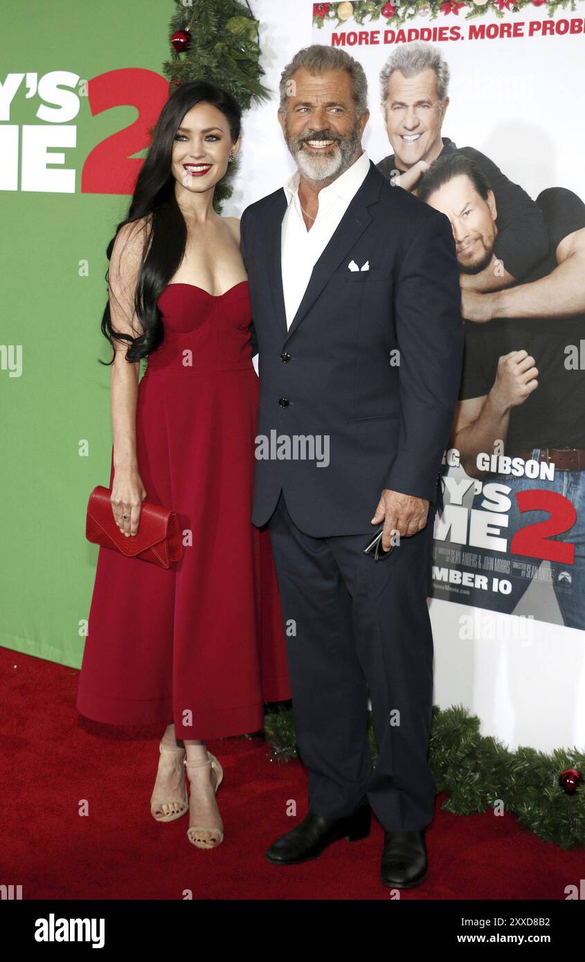 Mel Gibson und Rosalind Ross bei der Premiere von „Daddy's Home 2“ in Los Angeles am 5. November 2017 im Regency Village Theatre in Westwood, USA Stockfoto