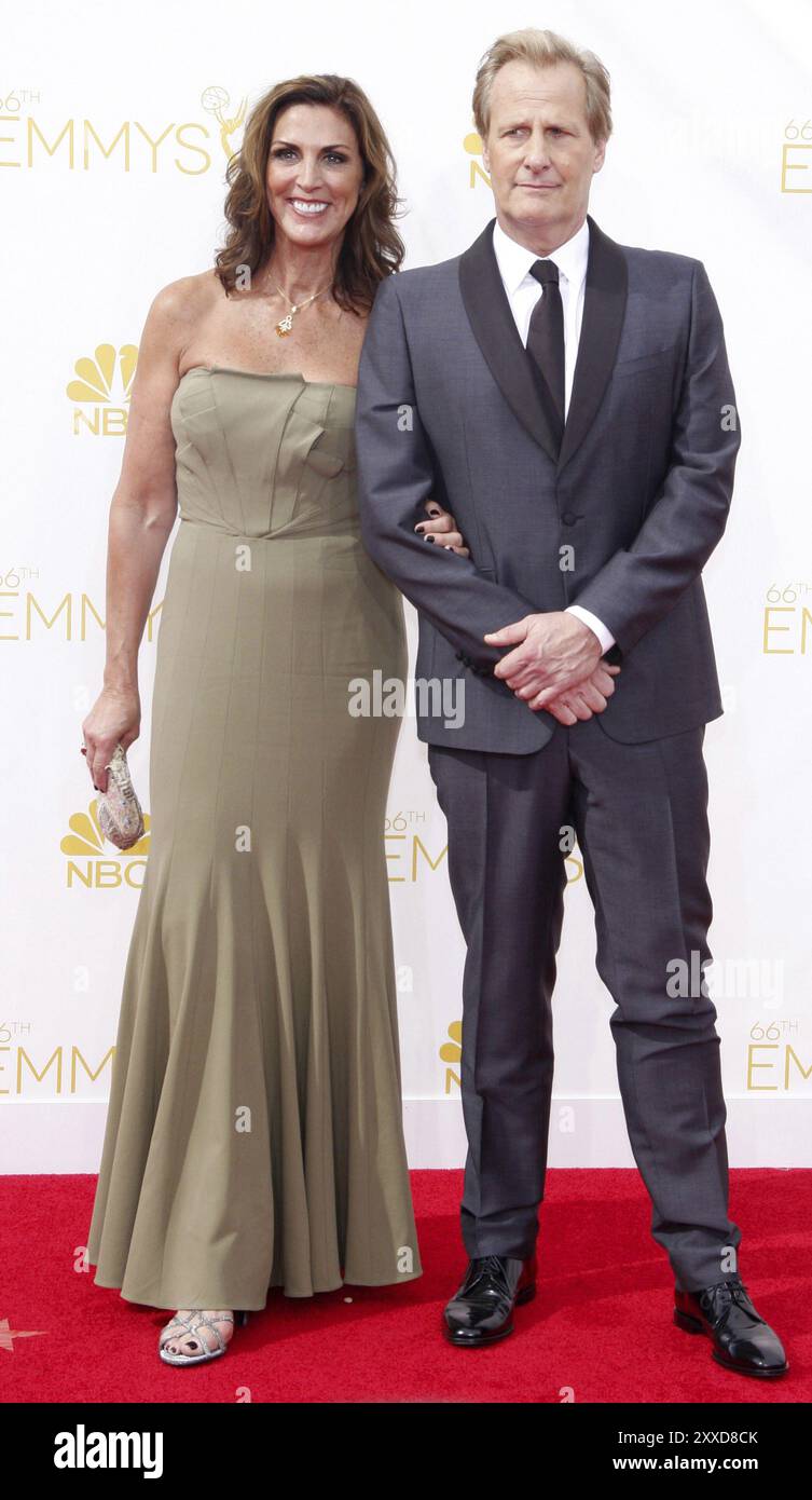 LOS ANGELES, KALIFORNIEN, 25. AUGUST 2014: Jeff Daniels und Kathleen Rosemary Treado bei den 66. Jährlichen Primetime Emmy Awards im Nokia Theatre L.A. Li Stockfoto