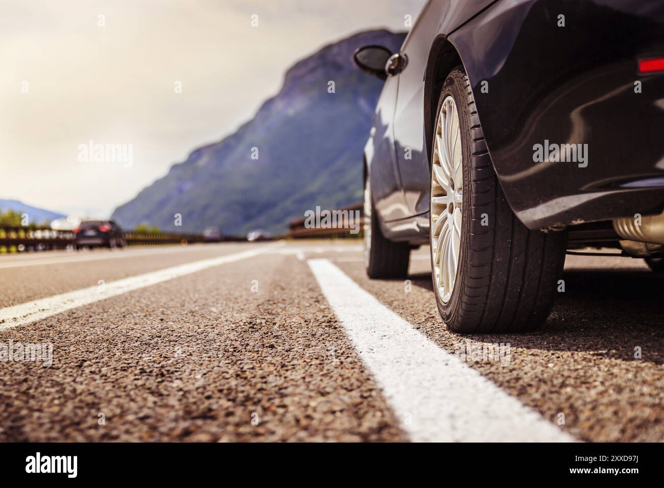 Nahaufnahme eines Autos, das auf einer Pannenstraße steht, Sommerferien Stockfoto