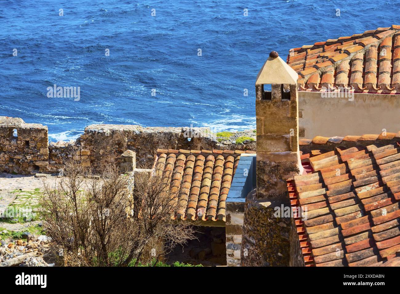 Monemvasia alte rote Backsteinhäuser, Dächer in der antiken Stadt und Blick auf das blaue Meer, Peloponnes, Griechenland, Europa Stockfoto