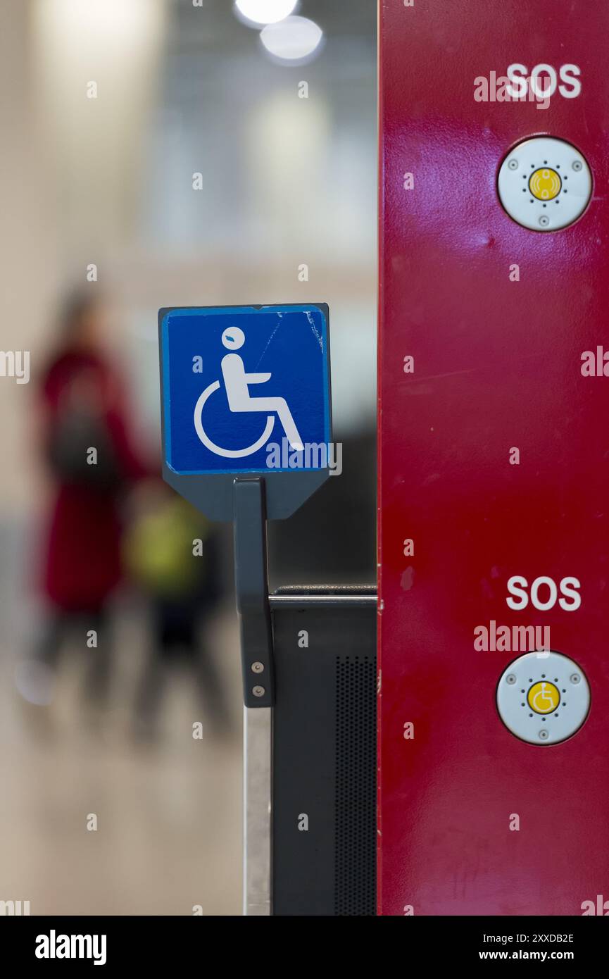 Eine Säule mit einem Notrufsystem und einem Schild für Rollstuhlfahrer Stockfoto
