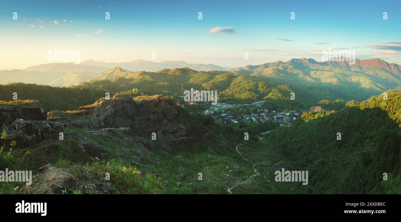 Dorf im Tal, bei Scenic Hills Krieg Elefanten. Die Kriegselefanten: Thong Pha Phum Nationalpark von Kanchanaburi, Thailand, Landschaft, Asien Stockfoto