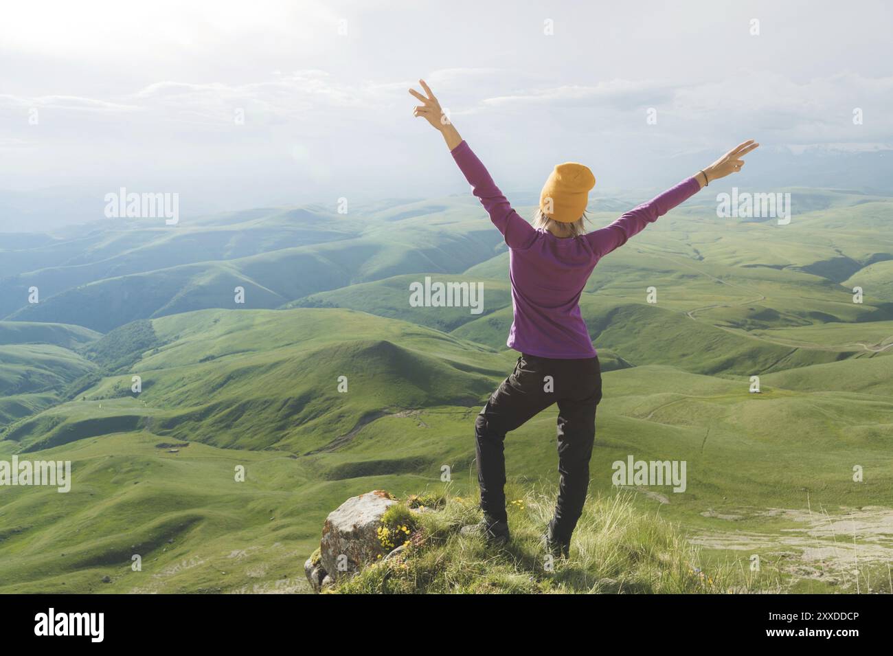 Junge Frau fühlt sich stark und selbstbewusst auf der Outdoor gegen grüne Tal Stockfoto