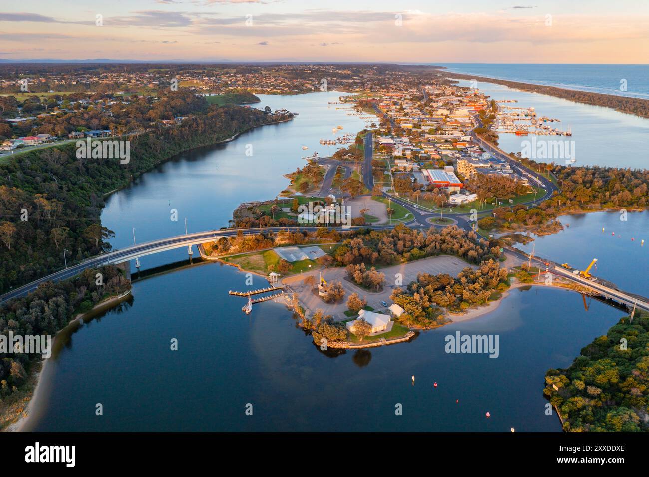 Aus der Vogelperspektive verbanden Straßen und Brücken ein Küstenstädtchen auf einem schmalen Landstreifen am Lakes Entrance in Gippsland, Victoria, Australien. Stockfoto