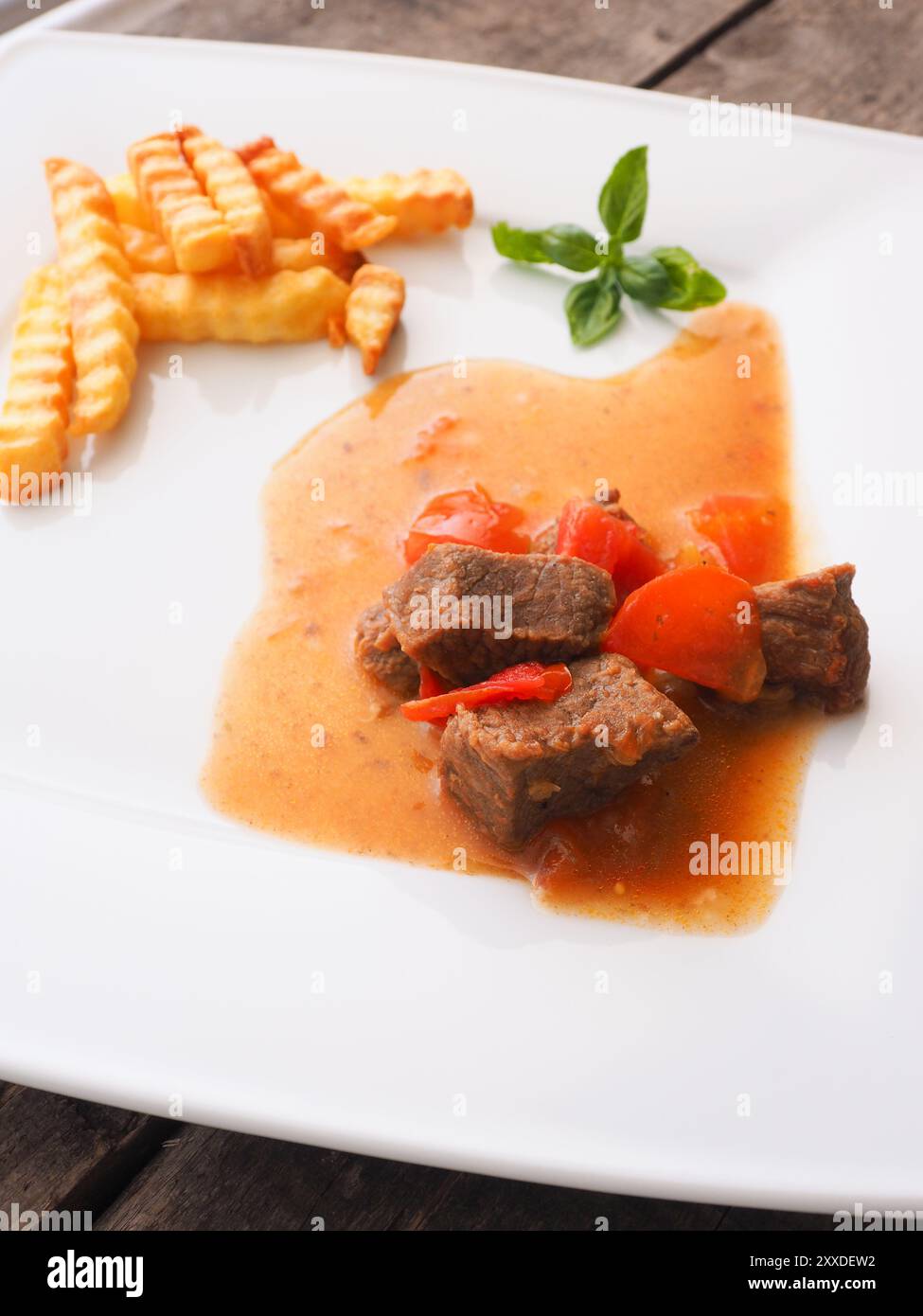 Lecker organische Gulasch mit Pommes frites auf einer weißen Platte Stockfoto