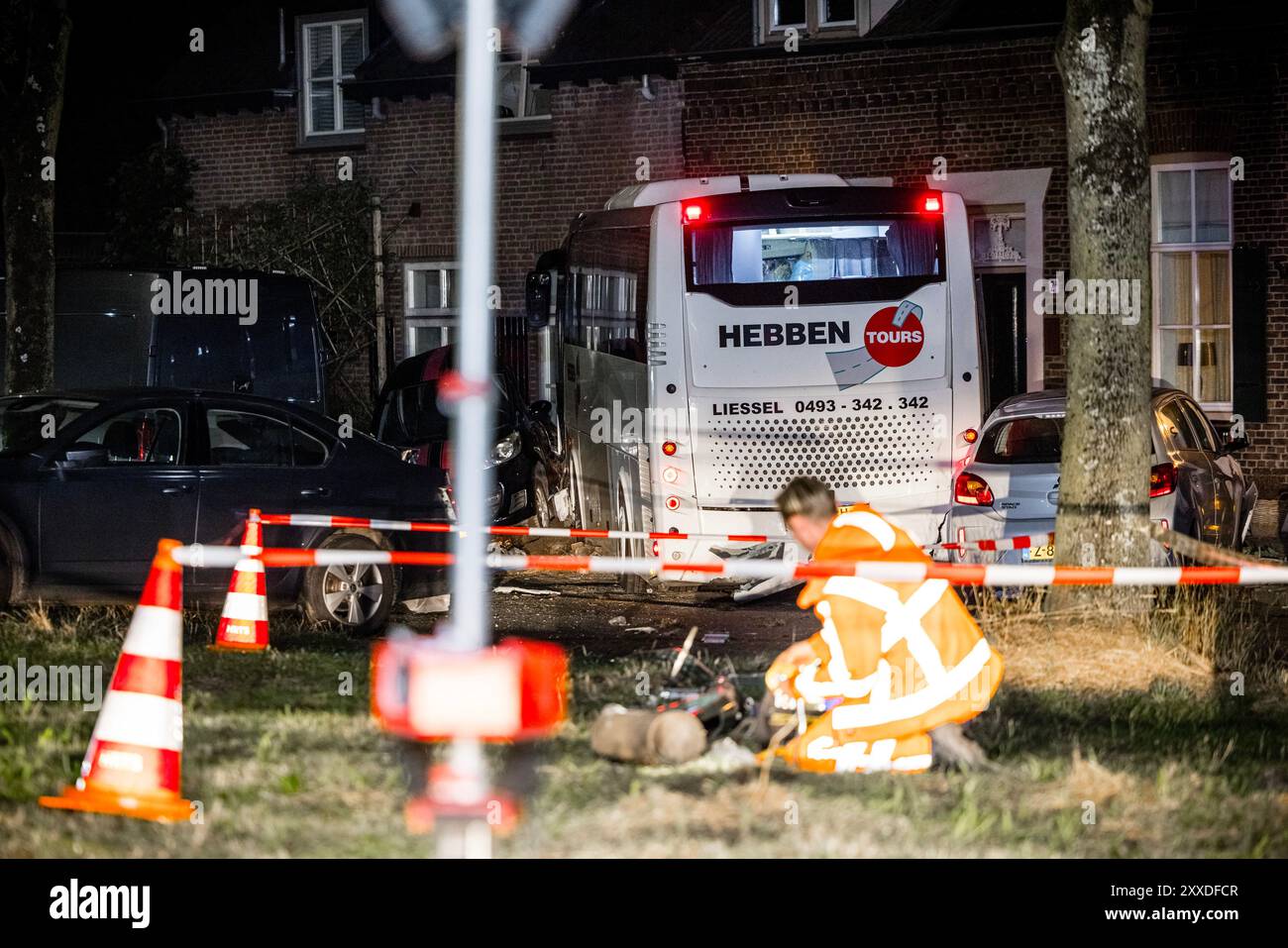 BEEK EN DONK - Rettungsdienste auf dem Peeldijk in Beek en Donk, Brabant, wo ein Tourenwagen von der Straße abfuhr und mit einem Haus kollidierte. Laut einem Polizeisprecher wurde ein Insasse des Tourenwagens getötet. ANP ROB ENGELAAR *OPMERKING VAN DE REDACTIE: Kentekenplaat is onherkenbaar gemaakt.* niederlande Out - belgien Out Stockfoto