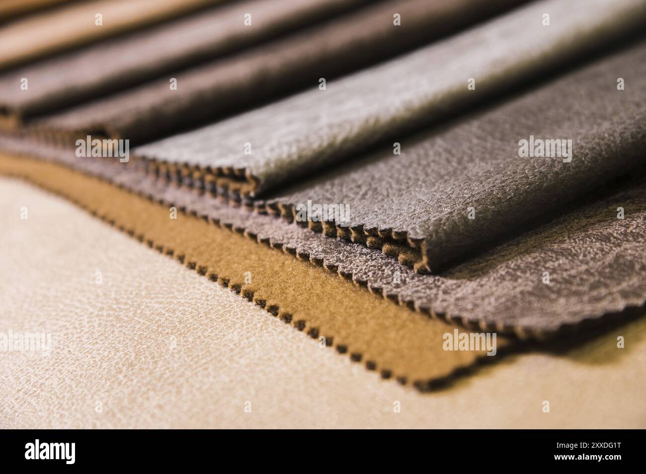 Farbenfrohe und helle Stoffmuster von Möbel- und Bekleidungspolstern. Nahaufnahme einer Palette textiler abstrakter Streifen in verschiedenen Farben Stockfoto