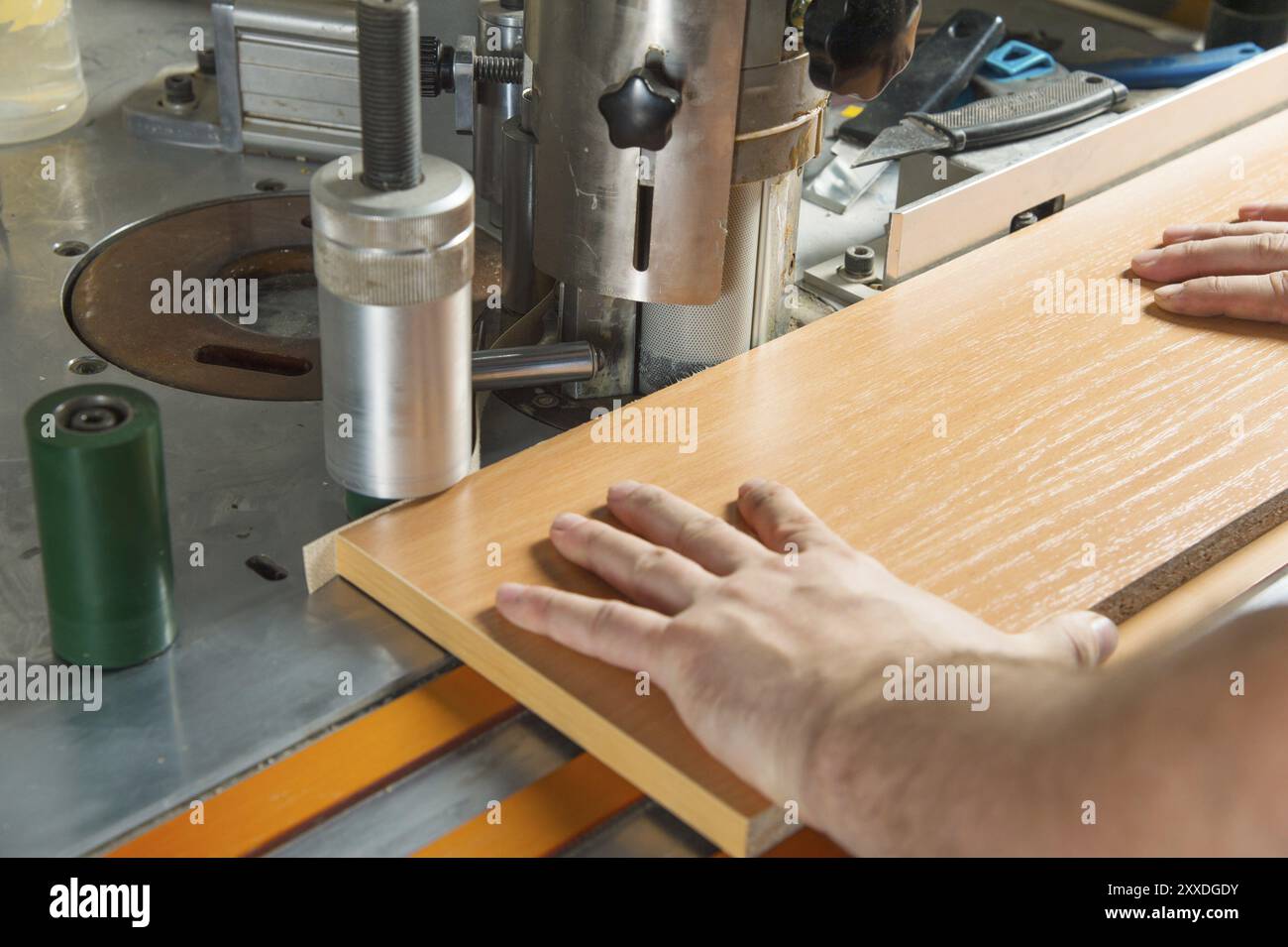 Zimmermann arbeitet für Kantenanbaumaschine in der Werkstatt Stockfoto