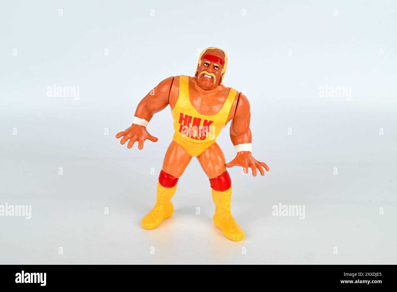 Hulk Hogan WWF Actionfigur von Hasbro – Wales, Großbritannien – 22. August 2024 Stockfoto