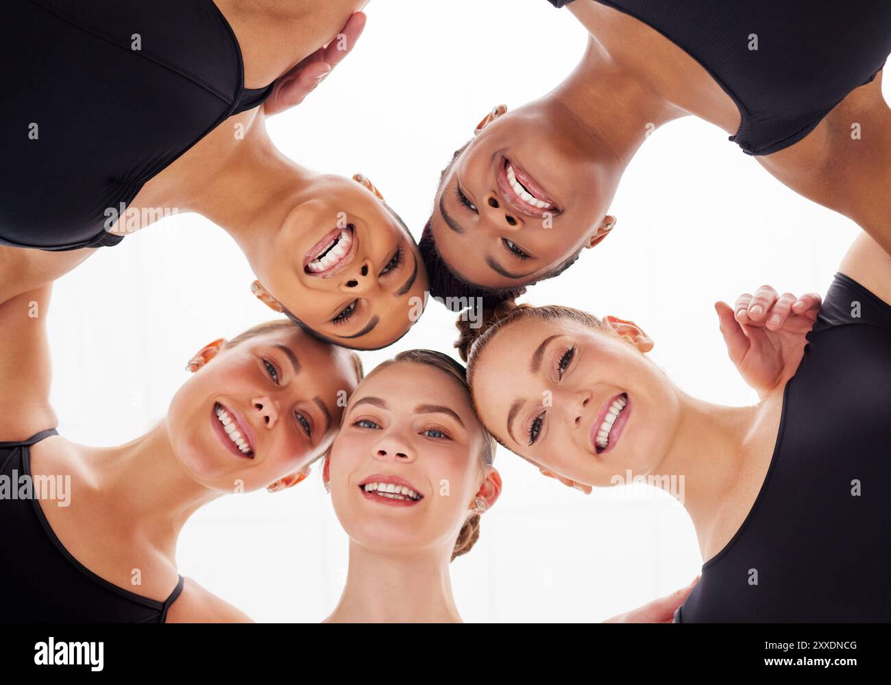 Glückliche Menschen, Porträt- und Balletttänzer in der Gruppe für Teamarbeit oder gemeinsame Übungen im Studio. Niedriger Winkel, Frauen oder Ballerina Gruppe mit Lächeln Stockfoto