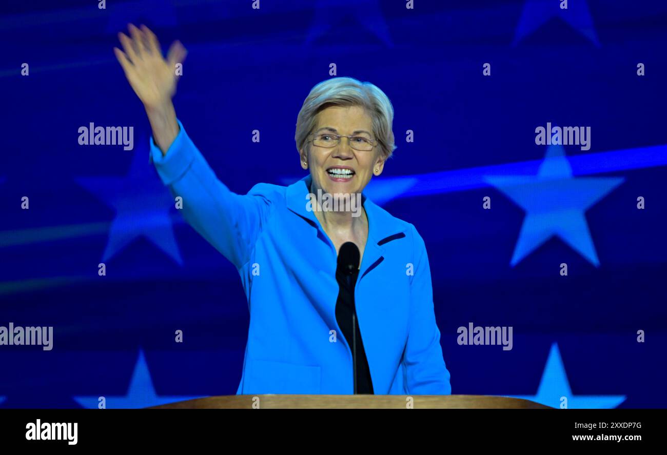 Chicago, Illinois, USA. August 2024. Die US-Senatorin Elizabeth Warren (Demokrat von Massachusetts) hält am Donnerstag, den 22. August 2024 im United Center in Chicago, Illinois, USA, eine Rede. 2024. Gutschrift: Ron Sachs/CNP für NY Post (EINSCHRÄNKUNG: NO Daily Mail. KEINE New York oder New Jersey Zeitungen oder Zeitungen im Umkreis von 75 Meilen um New York City.) Quelle: dpa/Alamy Live News Stockfoto