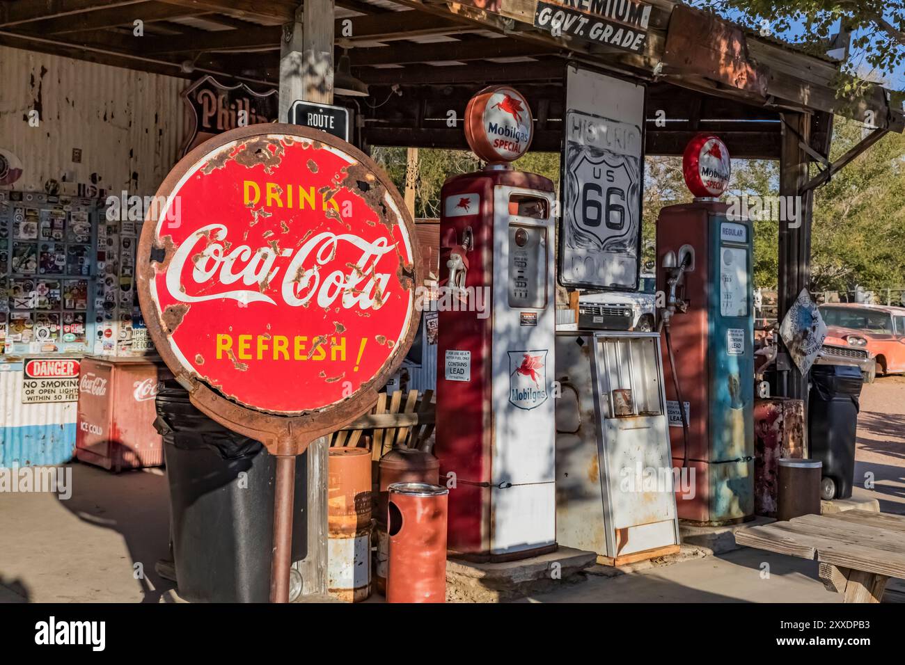 Antike Gaspumpen im Hackberry General Store entlang der Historic Route 66, Hackberry, Arizona, USA [keine Freigabe der Immobilie; nur redaktionelle Lizenzierung] Stockfoto