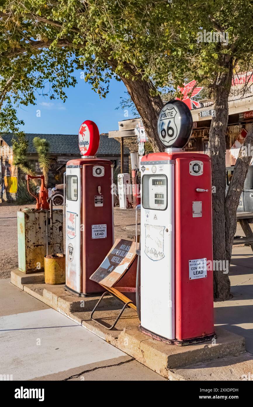 Antike Gaspumpen im Hackberry General Store entlang der Historic Route 66, Hackberry, Arizona, USA [keine Freigabe der Immobilie; nur redaktionelle Lizenzierung] Stockfoto