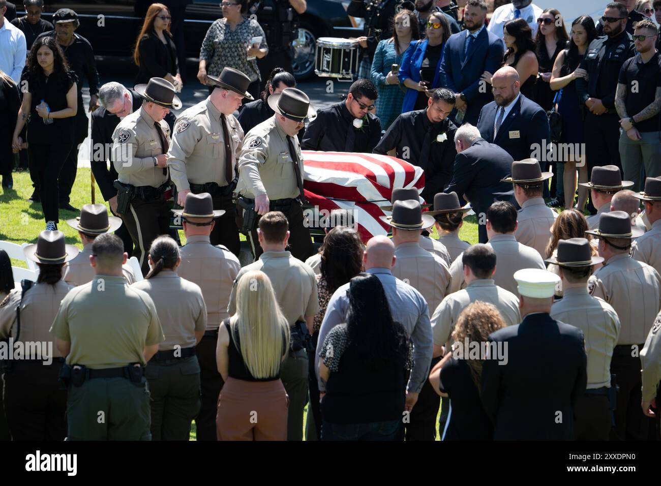 Dallas, Georgia, USA. August 2024. Polizeibeamte des Paulding County tragen einen mit Fahnen überzogenen Sarg zur Beerdigung des Deputy Brandon Cunningham, 30, der während eines Anrufs zur häuslichen Gewalt in Hiram, GA, am 17. August erschossen und getötet wurde. (Kreditbild: © Robin Rayne/ZUMA Press Wire) NUR REDAKTIONELLE VERWENDUNG! Nicht für kommerzielle ZWECKE! Stockfoto