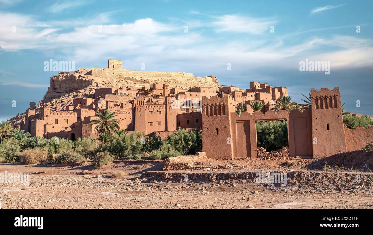 AIT Ben Haddou, ein altes befestigtes Dorf in Marokko mit Lehmziegelarchitektur und engen Gassen, einst ein wichtiger Halt auf der Karawanenroute der Sahara. Stockfoto