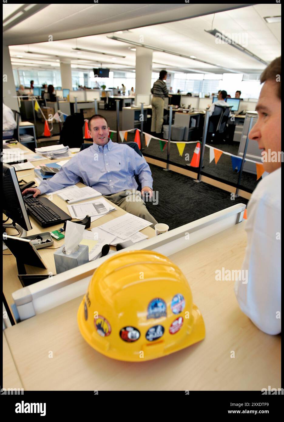 Bilder von den neuen Standorten von Statoil am 1055 Washington Boulevard in Stamford. Ein Schutzhelm – keine Notwendigkeit auf dem brandneuen Verkaufsraum, sondern ein Geschenk von einem Kunden des Händlers. Stockfoto