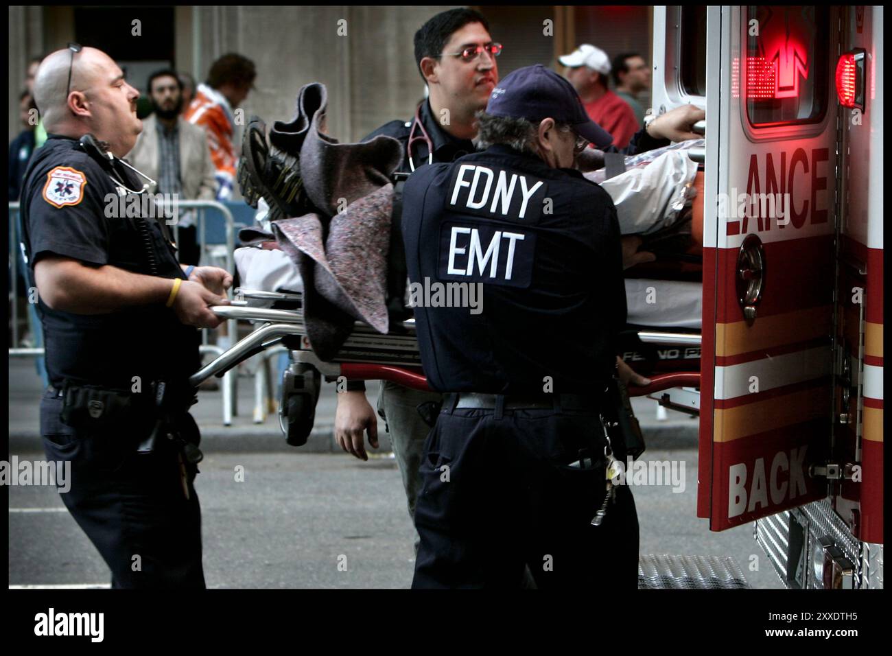 New York, NY, USA, 6. November 2005: Der ING New York Marathon. Dänische Läufer schwitzen bei einem ungewöhnlich heißen Marathon. Ein zusammengebrochener Marathonläufer wird nach Beendigung des Rennens in einen Krankenwagen eingeliefert. / Politiken Stockfoto