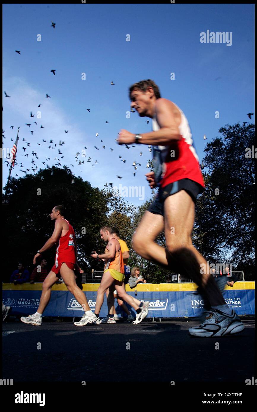 New York, NY, USA, 6. November 2005: Der ING New York Marathon. Dänische Läufer schwitzen bei einem ungewöhnlich heißen Marathon. / Politiken Stockfoto