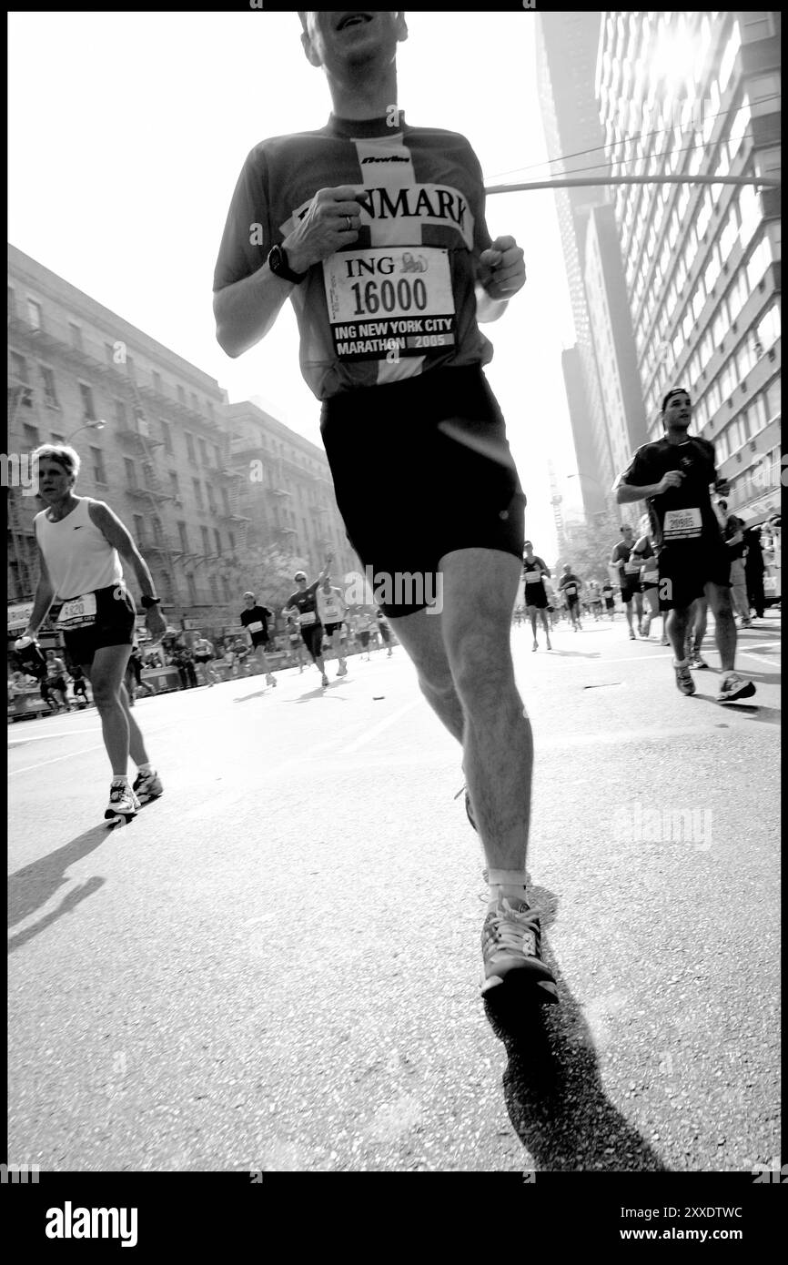 New York, NY, USA, 6. November 2005: Der ING New York Marathon. Dänische Läufer schwitzen bei einem ungewöhnlich heißen Marathon. / Politiken Stockfoto