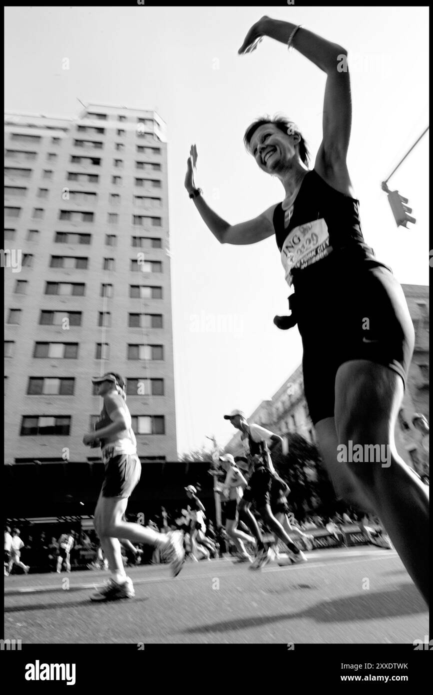 New York, NY, USA, 6. November 2005: Der ING New York Marathon. Dänische Läufer schwitzen bei einem ungewöhnlich heißen Marathon. / Politiken Stockfoto
