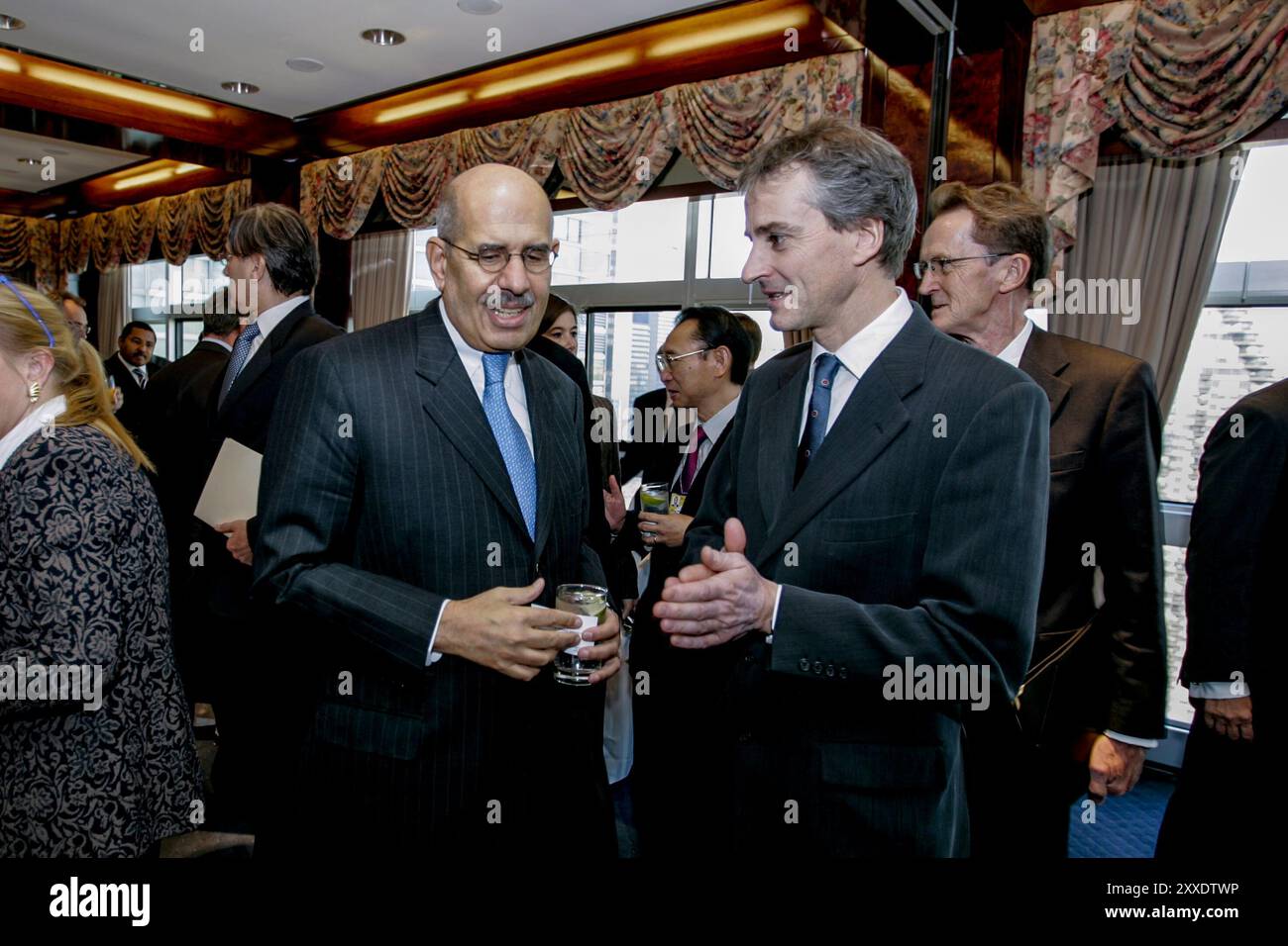 Vereinte Nationen, NY, USA, 20051031: Der norwegische Außenminister Jonas Gahr Støre veranstaltet ein Mittagessen im UN Millennium Hotel, um Unterstützung für ein Nichtverbreitungsabkommen zu gewinnen. Beim Mittagessen waren auch UN-Generalsekretär Kofi Annan und der Direktor der IAEO, Mohammad El Baradei. Foto: Orjan F: Ellingvag/Dagbladet Stockfoto