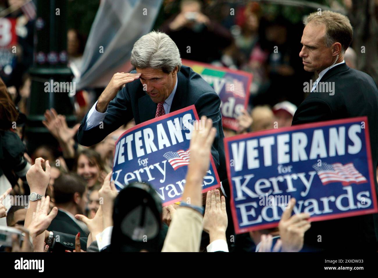 Philadelphia, PA, USA, 25. Oktober 2004; der hoffnungsvolle Senator John Kerry erhält Hilfe vom ehemaligen Präsidenten Bill Clinton während einer Kundgebung im Love Park in Philadelphia. Stockfoto