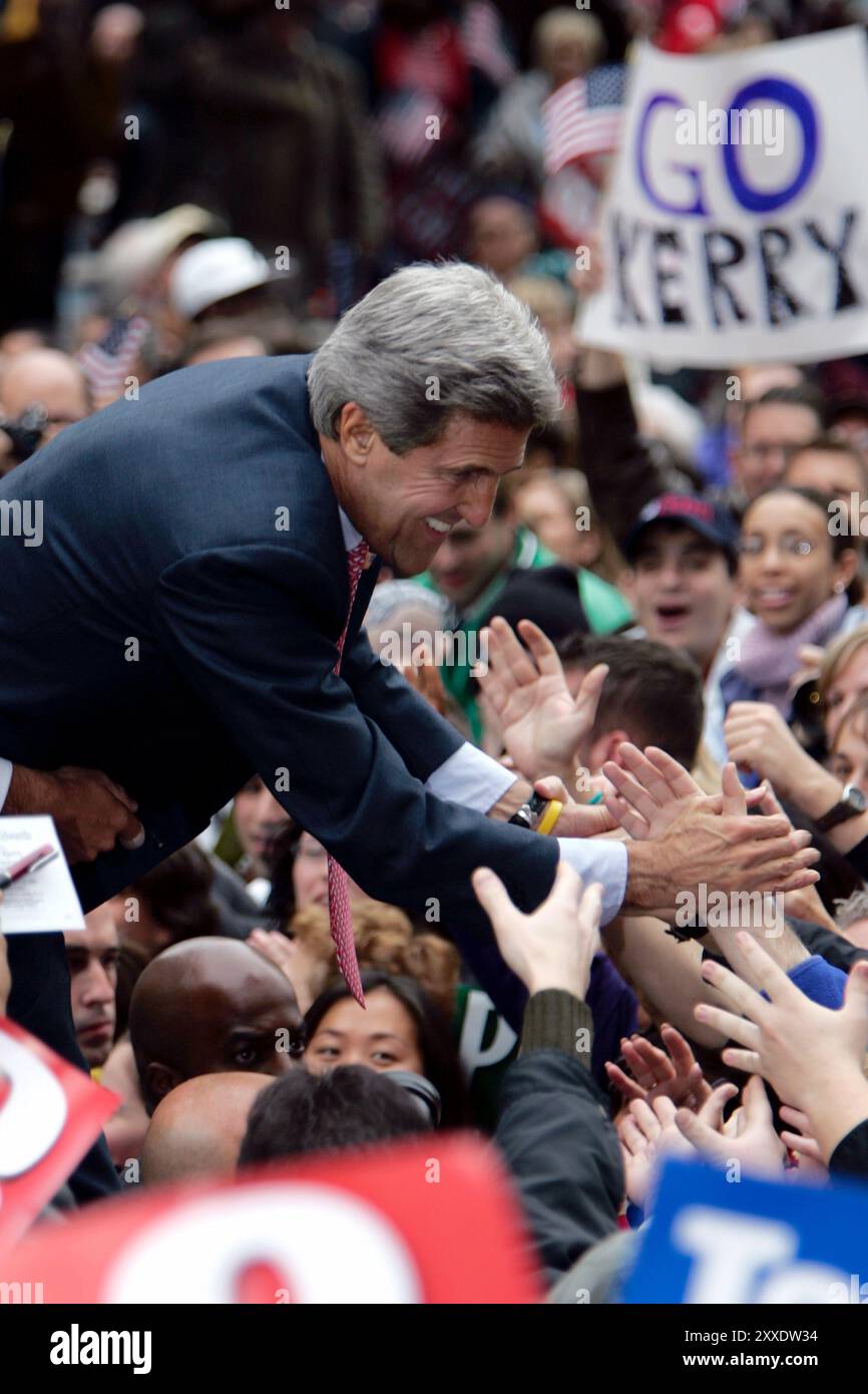 Philadelphia, PA, USA, 25. Oktober 2004; der hoffnungsvolle Senator John Kerry erhält Hilfe vom ehemaligen Präsidenten Bill Clinton während einer Kundgebung im Love Park in Philadelphia. Stockfoto