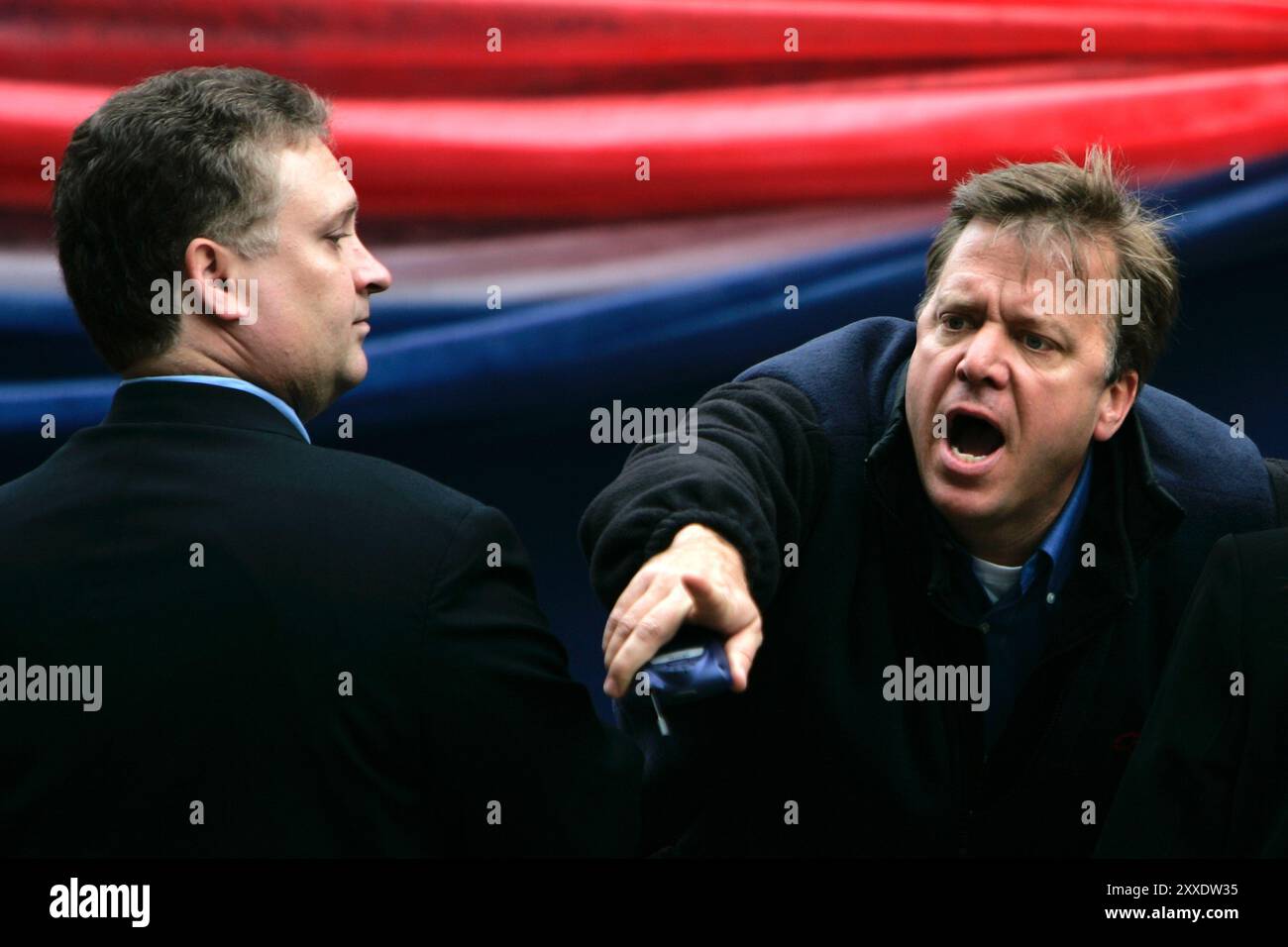 Philadelphia, PA, USA, 25. Oktober 2004; der hoffnungsvolle Senator John Kerry erhält Hilfe vom ehemaligen Präsidenten Bill Clinton während einer Kundgebung im Love Park in Philadelphia. Stockfoto