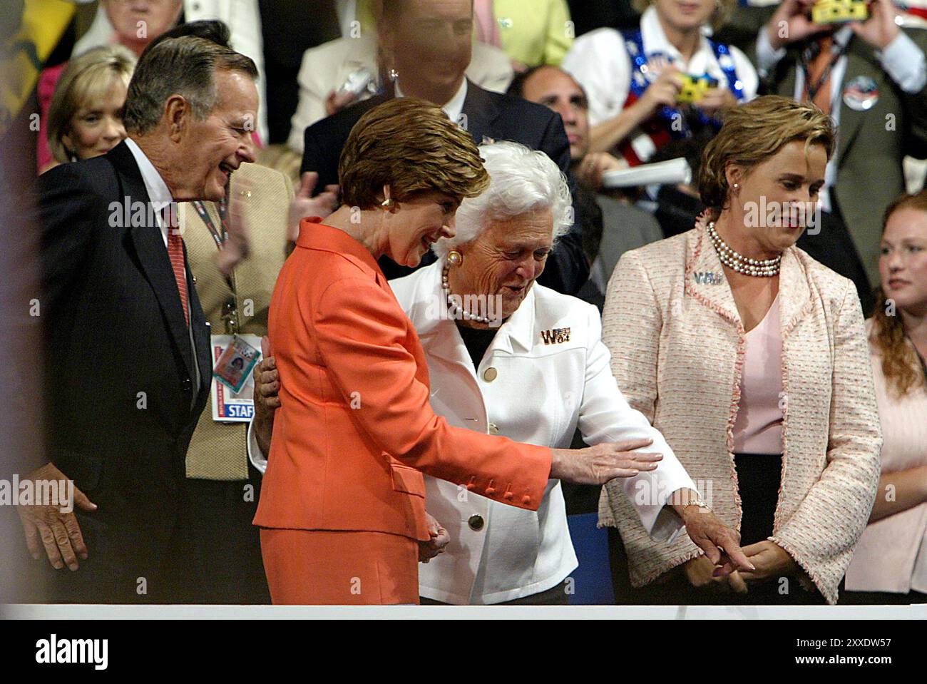 Der Republican National Convention im Madison Square Garden. Der ehemalige Präsident George H. W. Bush und die ehemalige First Lady Barbara Bush begrüßen First Lady Laura Bush bei ihrer Ankunft, bevor Präsident George W. Bush seine Annahmerede hält, nachdem er offiziell als Kandidat für die Präsidentschaftswahl 2004 nominiert wurde. Stockfoto