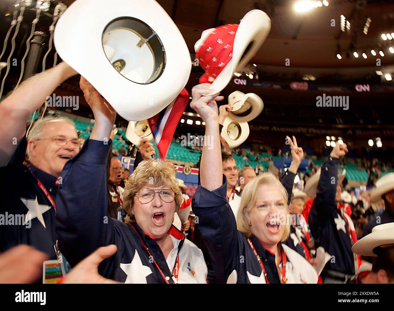 Die Republican National Convention in New YorkDelegierte aus Texas singen, während sie auf die Akzeptanz von George W. Bush warteten. Stockfoto