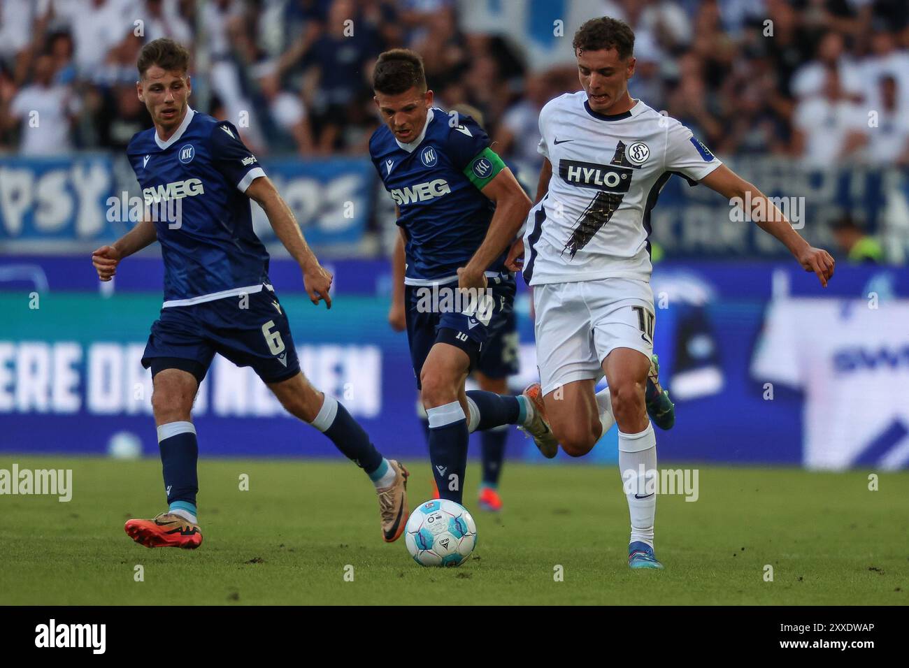 Fisnik Asllani (SV 07 Elversberg, #10) im Kampf um den Ball gegen Marvin Wanitzek ( Karlsruher SC, #10) verbindet Leon Jensen ( Karlsruher SC, #06). Karlsruher SC vs. SV 07 Elversberg, Fussball, 2. Liga, 3. SPIELTAG, 2024/2025, 23.08.2024, DFL-VORSCHRIFTEN VERBIETEN DIE VERWENDUNG VON FOTOGRAFIEN ALS BILDSEQUENZEN UND/ODER QUASI-VIDEO. Foto: Eibner-Pressefoto/Jan Prihoda Stockfoto