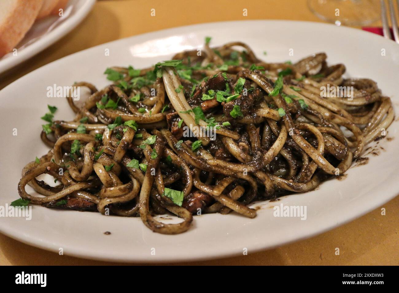 Italienische Küche: Linguine mit Tintenfisch in Venedig, Italien Stockfoto