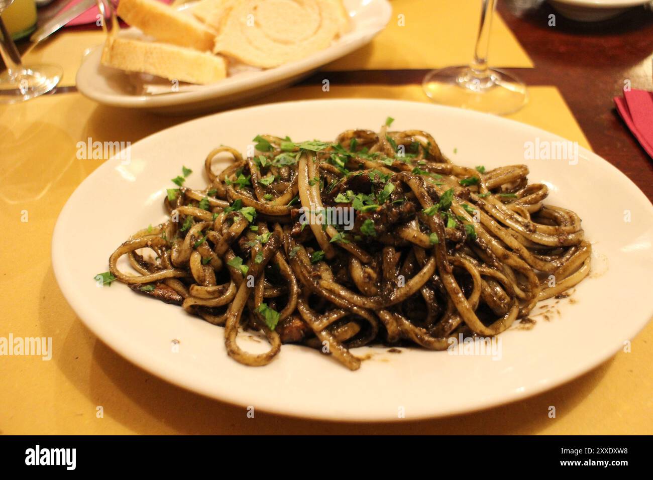 Italienische Küche: Linguine mit Tintenfisch in Venedig, Italien Stockfoto