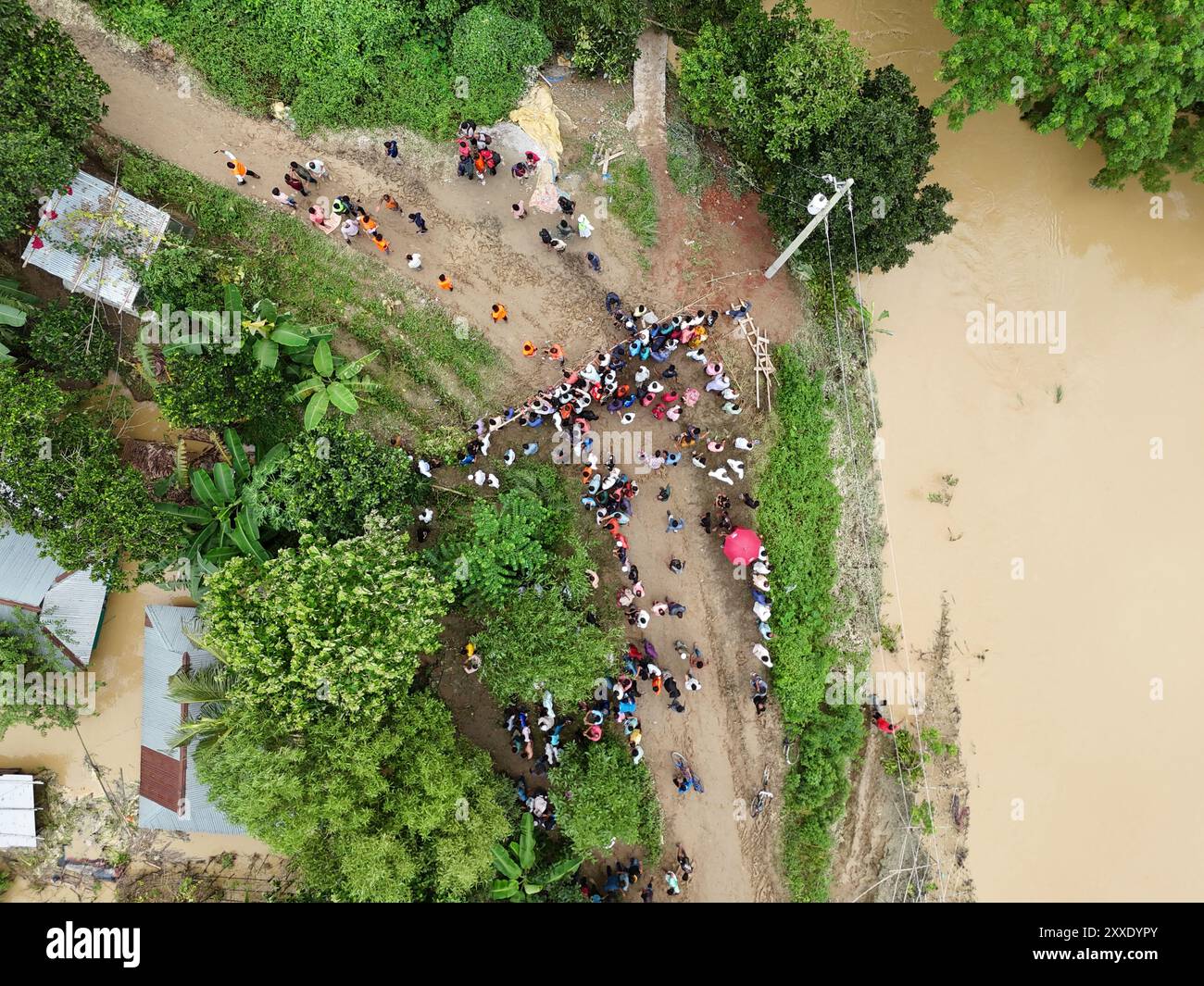 Cumilla. August 2024. Ein Luftdrohnenfoto vom 23. August 2024 zeigt Menschen, die auf einem Wasserweg in Cumilla, Bangladesch, unterwegs sind. Die Überschwemmungen in Teilen Bangladeschs haben 13 Menschen getötet, Millionen von Menschen getroffen und viele Familien vertrieben. Quelle: Xinhua/Alamy Live News Stockfoto