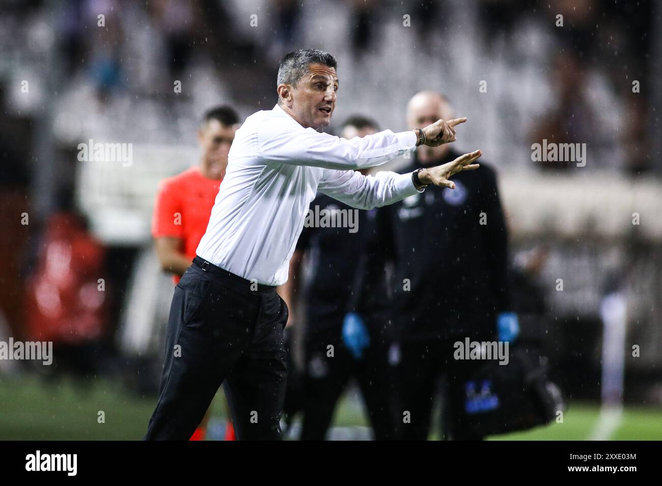 Thessaloniki, Griechenland. August 2024. PAOK-Trainer Razvan Lucescu während eines Europa League Playoffs zwischen PAOK FC und Shamrock Rovers. PAOK gewann das Spiel mit 4:0. (Kreditbild: © Giannis Papanikos/ZUMA Press Wire) NUR REDAKTIONELLE VERWENDUNG! Nicht für kommerzielle ZWECKE! Stockfoto